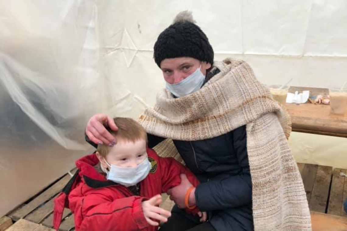 бедная семья. малоимущая женщина. сначала женщины и дети. женщина с ребенком плачет.