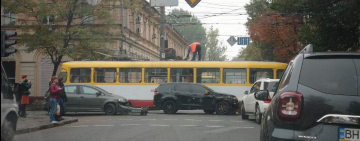  ДТП В ОДЕССЕ: ЗАБЛОКИРОВАНЫ 2 ТРАМВАЙНЫХ И 2 ТРОЛЛЕЙБУСНЫХ МАРШРУТА