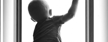 Двое малышей, изъятых из неблагополучной семьи,  выпали из окна больницы в Одесской области