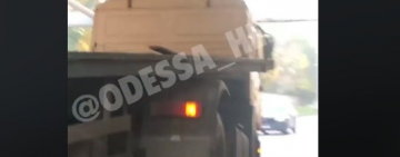 В ОДЕССЕ ФУРА НЕ ВПИСАЛАСЬ В МОСТ - ОЧЕВИДЦЫ