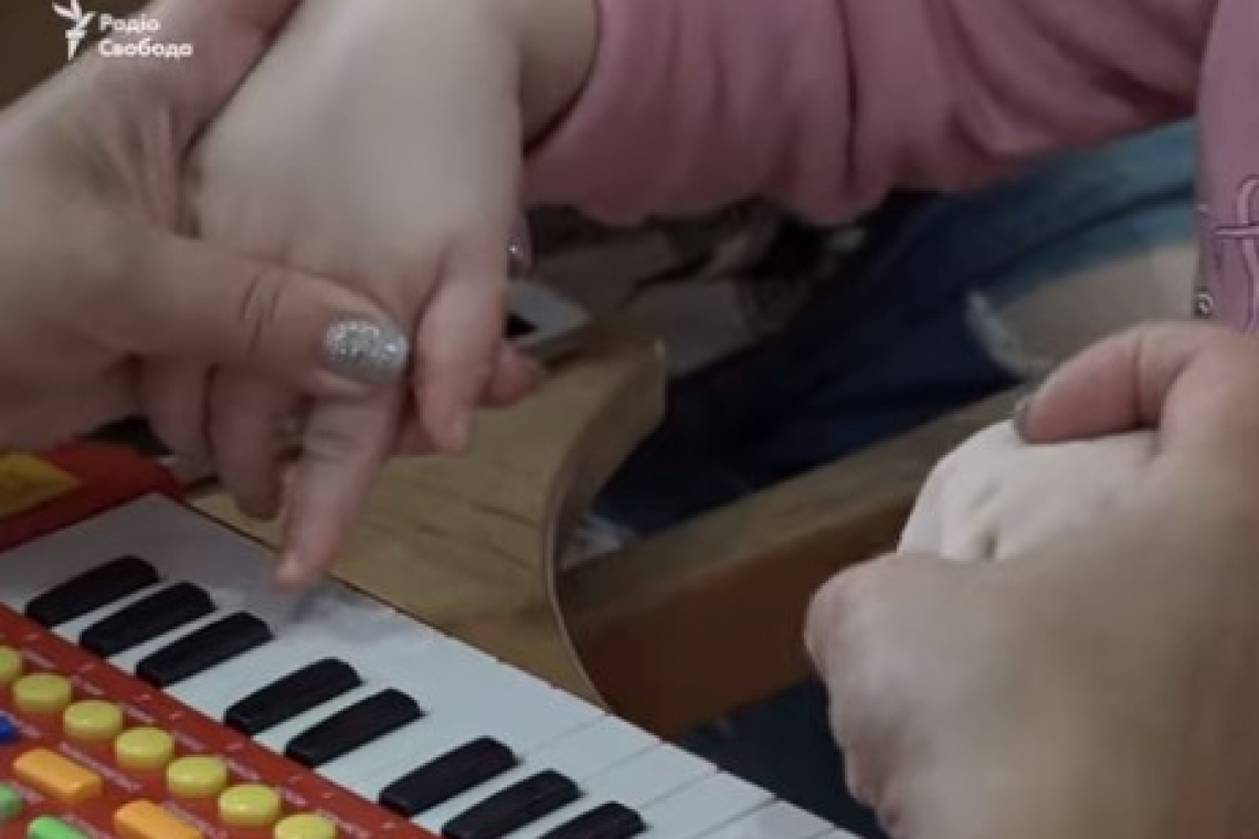 В запорожском детдоме «Солнышко» живет девочка, брошенная суррогатной матерью и биологическими родителями из США (ВИДЕО)