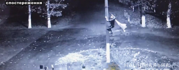 Мешканець Одещини зірвав стяг зі стовпа біля будинку культури та витер об нього ноги