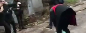 ВИДЕО: одесские школьники молча наблюдали, как их сверстник бьёт девочку