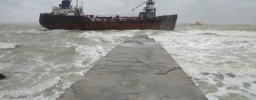 Танкер, терпящий бедствие в Одесском заливе: экипаж отказывается покидать судно