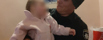 Одесские патрульные спасли годовалую девочку, которую оставила горе-мать