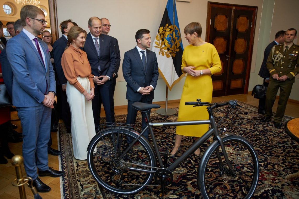 Президент Эстонии подарила Зеленскому велосипед: троллинг мирового масштаба