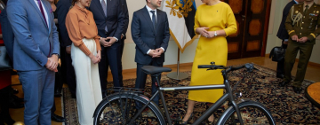 Президент Эстонии подарила Зеленскому велосипед: троллинг мирового масштаба