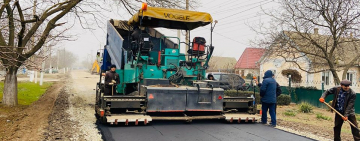 В Килийской ОТГ снова запахло свежеуложенным асфальтом. В с. Шевченково ремонтируют одну из основных улиц.