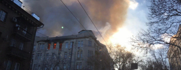 Пожар в центре Одессы: не все эвакуированы, пламя охватило соседнее здание, на месте мэр и родители студентов