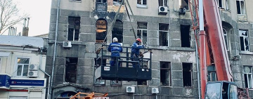 Саме зараз почнуть пошуки зниклих людей: спецзагін рятувальників піднімається на дах коледжу 