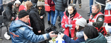 Чужой беды не бывает: нардепы отдают зарплаты, модельеры покупают берцы, рестораны обеспечивают едой....