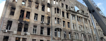 Наразі існує велика загроза обвалу стін коледжу, під завалами можуть перебувати ще четверо осіб