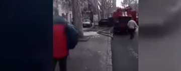 У огнеборцев лопнул шланг во время тушения пожара в Одессе (ВИДЕО)