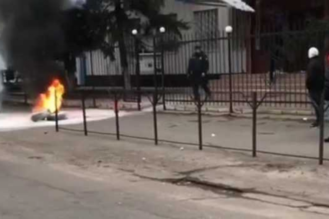 Врадиевка-2: В Новой Каховке горожане жгут шины из-за убийства 26-летнего мужчины 