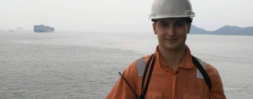 Родные Владислава Маслова, который пропал с судна, продолжают поиски.