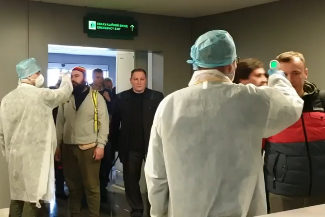 Пассажиров Одесского аэропорта проверяют на короновирус (видео)