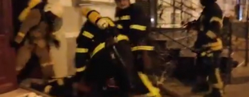 И снова пожар в центре Одессы: спасателю стало плохо во время тушения 