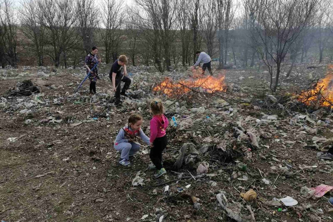 В Арцизском районе дети и взрослые очистили овраг от мусора