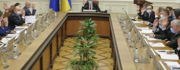 На улицу по необходимости и только в масках: правительство усилило карантинные меры на время вспышки COVID-19 в Украине 