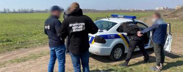ОДЕСЬКИХ ПОЛІЦЕЙСЬКИХ ПІДОЗРЮЮТЬ У  ЗБУТІ НАРКОТИКІВ ТА ВИМАГАННІ ХАБАРА