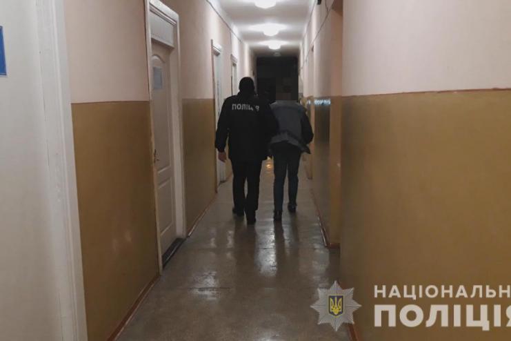 Нанес несколько ударов ножом, а за что, не помнит: в Измаиле посиделки знакомых закончились поножовщиной