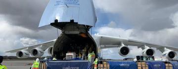 Понад 80 тисяч поляків спостерігали за прибуттям «Мрії» : 100 тонн медикаментів прибули до Варшави