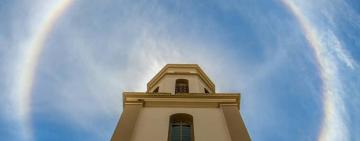 Одно из самых зрелищных в небе явлений запечатлели жители Измаила во время вечерней службы в  Великую пятницу