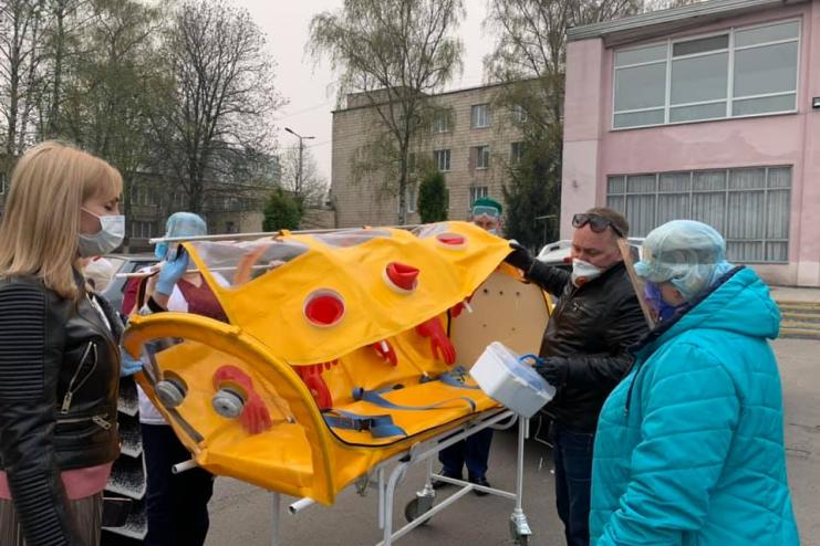 В Украине начали использовать специальные боксы для транспортировки пациентов с симптомами COVID-19