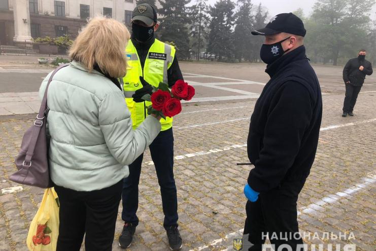2 мая: в Одессе возлагают цветы возле Дома профсоюзов.