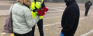 2 мая: в Одессе возлагают цветы возле Дома профсоюзов.