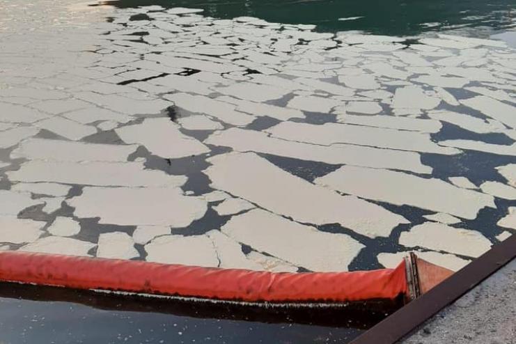В порту "Южный" из-за аварии судно сбросило в море 8,4 тонн пальмового масла
