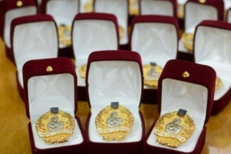 Президент відзначив званням «Мати-героїня» 34 матусь з Одеської області