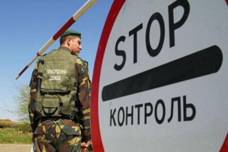 Без дозволу МЗС українцям забороняють виїзд в іншу країну  