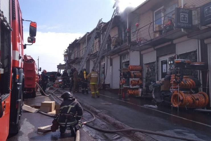 На промрынке «7 км» сегодня горел двухэтажный магазин