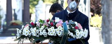 Первая полоса The New York Times: 100 000 имён и ни одного фото...