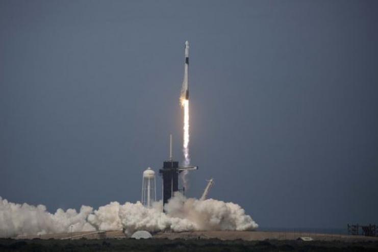 Исторический момент: SpaceX Илона Маска впервые отправил астронавтов в космос (ВИДЕО)