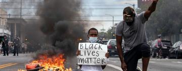 Штаты продолжают борьбу: как мирная акция переросла в бунт озверевшей толпы