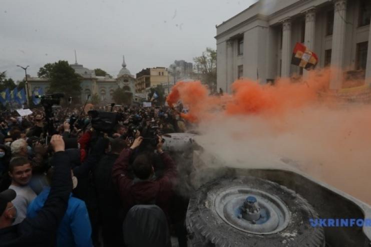 Митинг против Авакова: под стенами ВР украинец поджёг себя