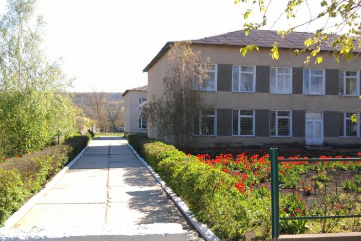 Крыша школы в Бородино напоминает решето