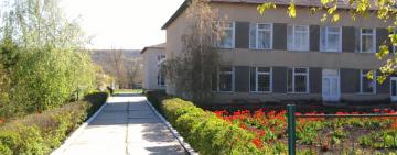 Крыша школы в Бородино напоминает решето