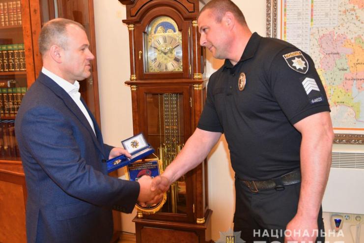 Герои среди нас: в  Одессе  наградили полицейского, который спас жительницу Аккермана от насильника