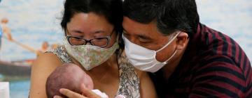 Нарешті малюки, народжені в Україні, зустрілилися з батьками-іноземцями