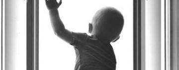 В Одеській області дворічна дівчинка випала з вікна шостого поверху