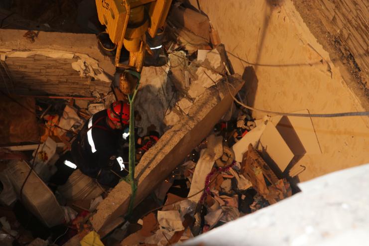 Под завалами многоэтажки в Киеве спасатели извлекли тела пяти погибших