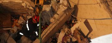 Под завалами многоэтажки в Киеве спасатели извлекли тела пяти погибших