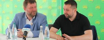 Соцсети высмеяли "Слуг народа", назвавших коллегу по фракции "бабой рабочей" и "корабельной сосной"