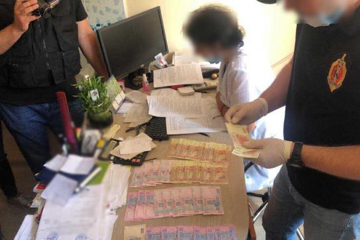 В Одессе завотделением задержана "на горячем": вымогала "мзду" у подчинённых и пациентов