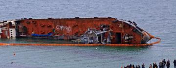 Танкер Delfi уберут с пляжа не раньше сентября 