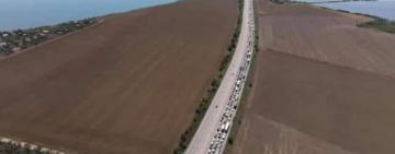 Все на море! На Киевской трассе образовалась километровая пробка 