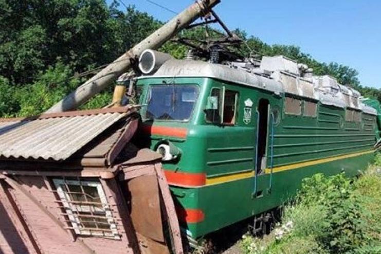 В Одесской области поезд врезался в служебное здание